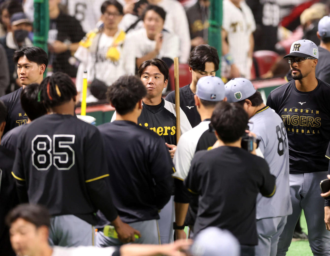 ソフトバンク対阪神　試合前練習の円陣で真剣な表情の阪神村上（中央）（撮影・浅見桂子）
