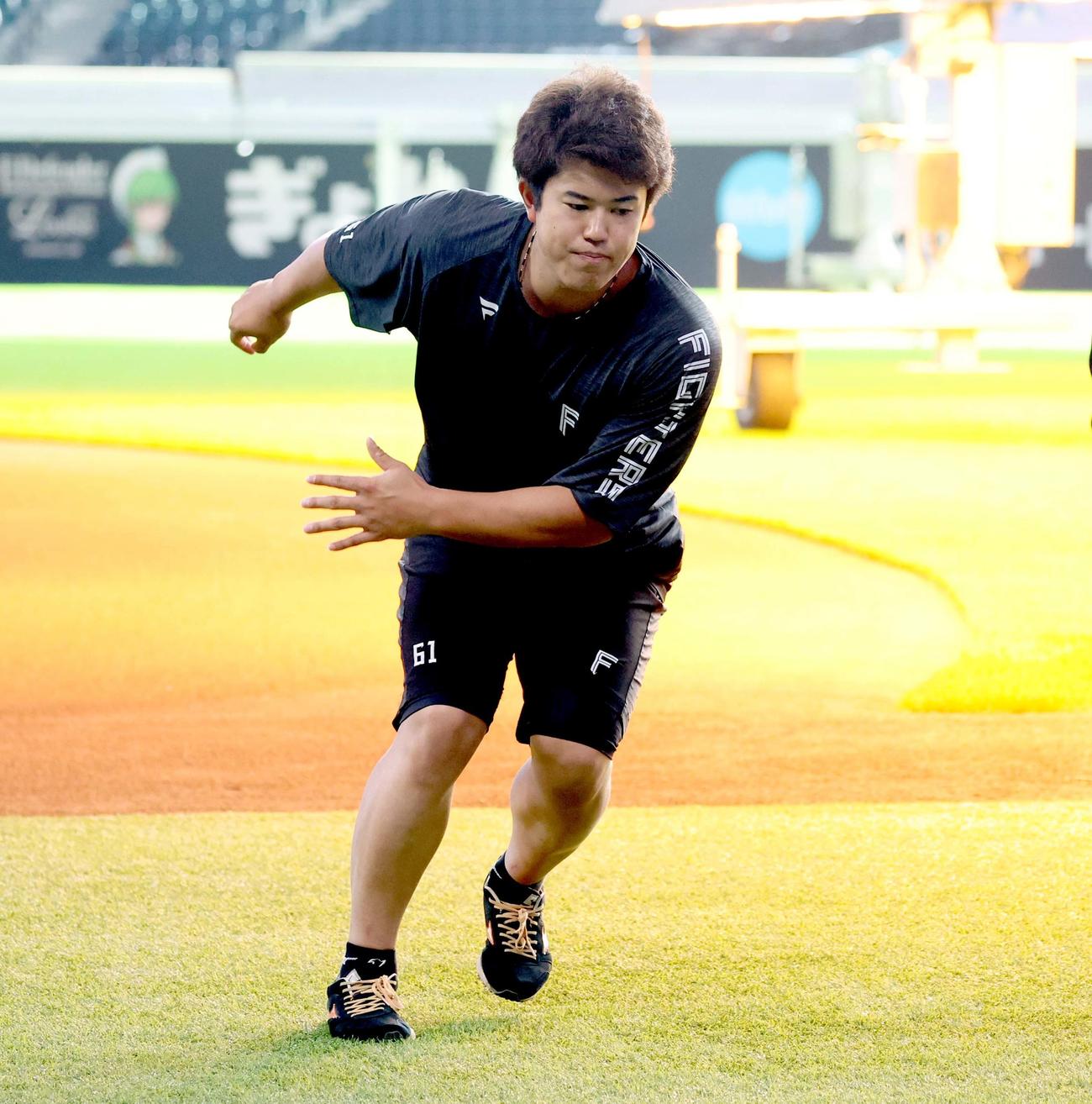 フィジカルトレーニングする日本ハム今川（撮影・黒川智章）