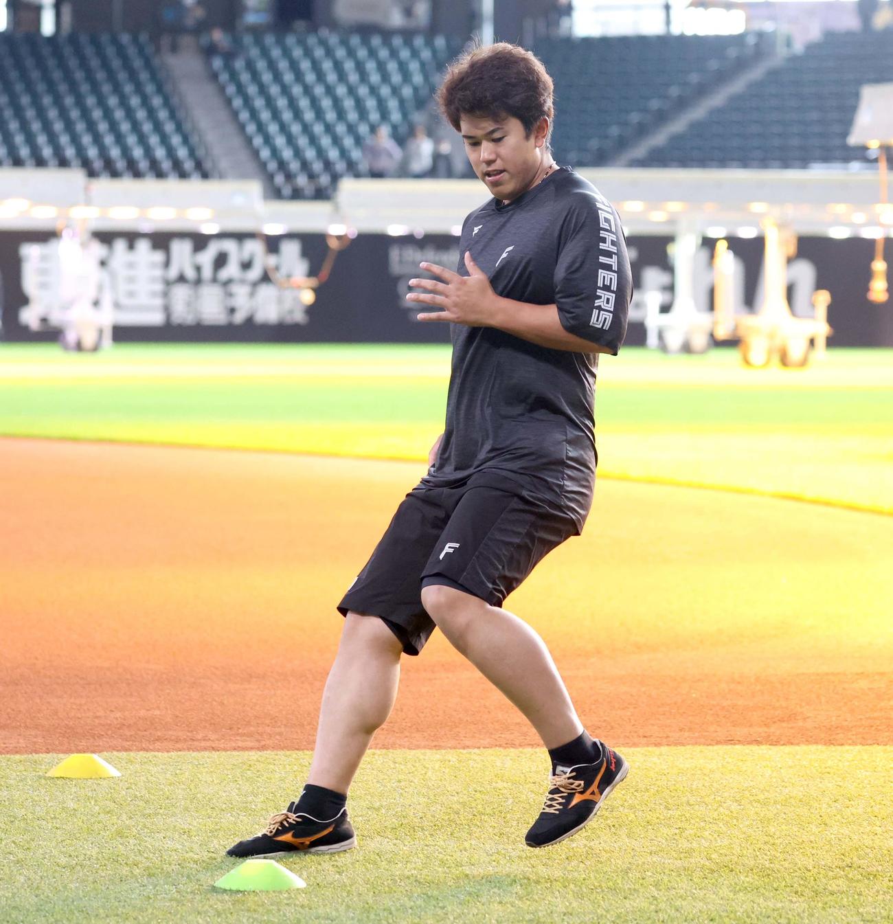 フィジカルトレーニングする日本ハム今川（撮影・黒川智章）
