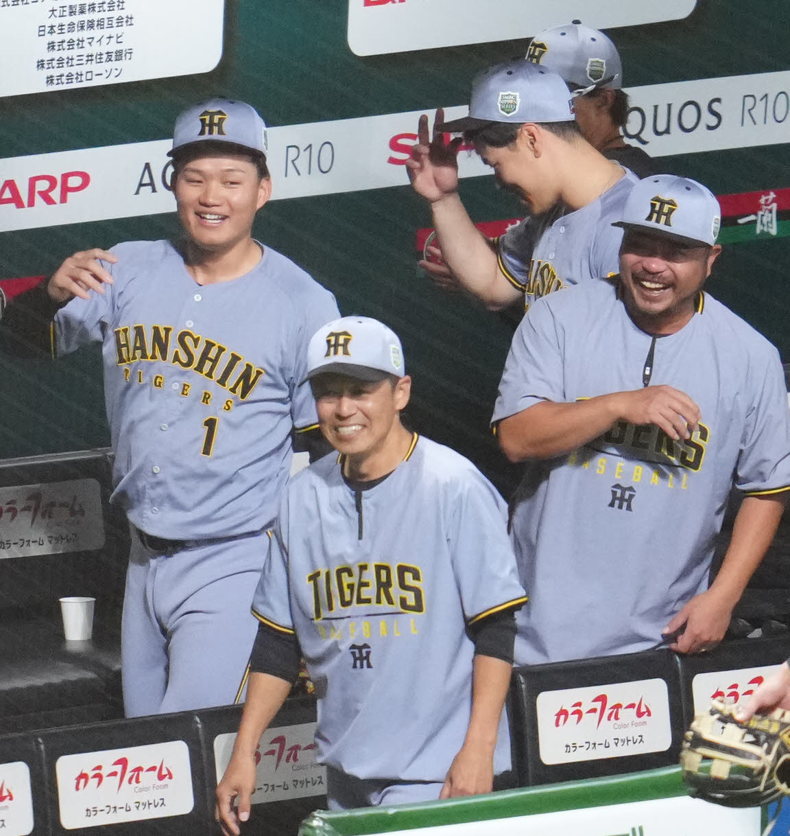 ソフトバンク対阪神　試合前、円陣で声出しした阪神森下（左）（撮影・江口和貴）