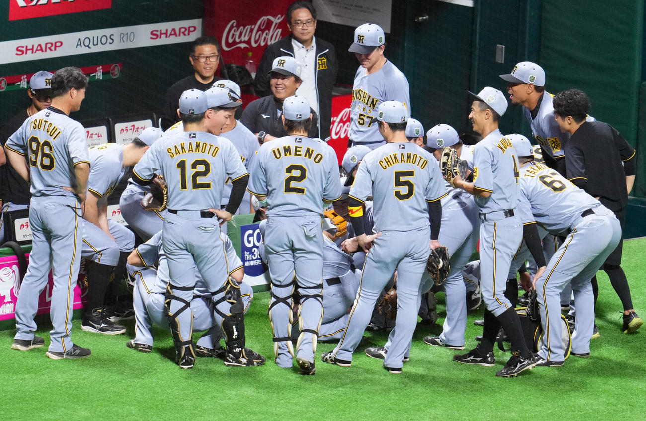 ソフトバンク対阪神　試合前、ベンチ前で円陣を組み、声出しする阪神森下（中央左）（撮影・江口和貴）