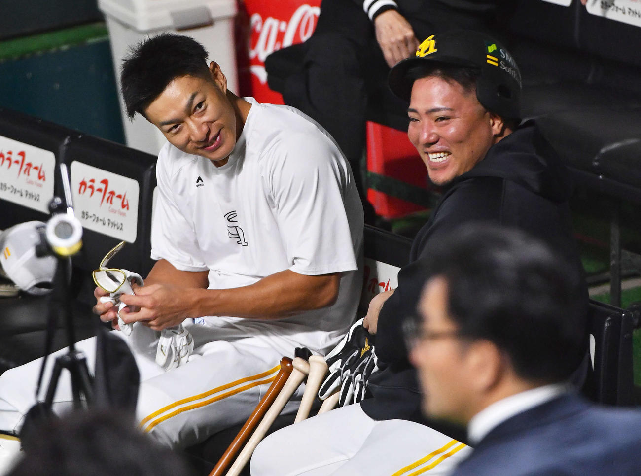 ソフトバンク対阪神　試合前、ベンチで談笑するソフトバンク柳田（左）と山川（撮影・岩下翔太）