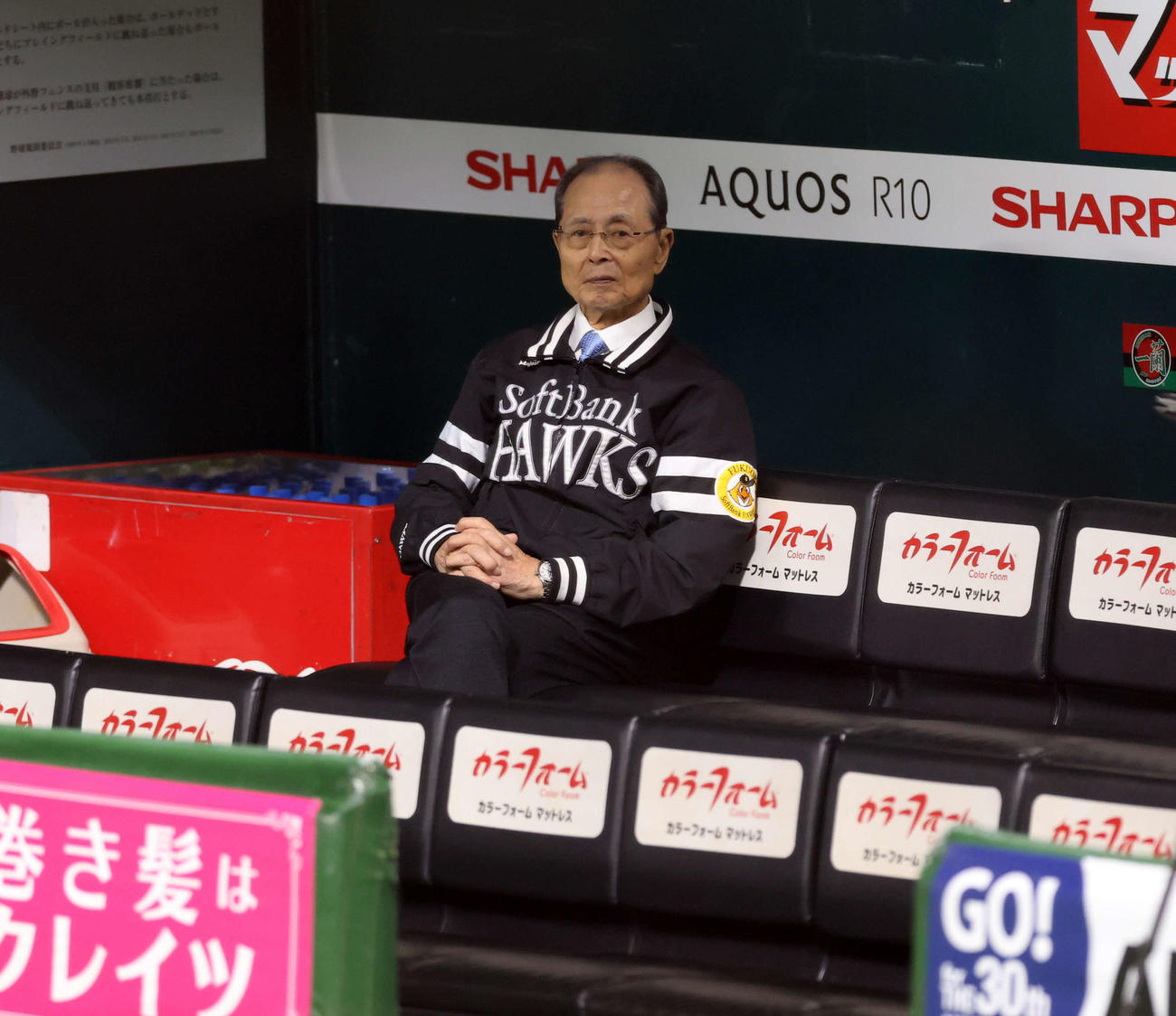ソフトバンク対阪神　試合前練習をベンチから見つめるソフトバンク王会長（撮影・浅見桂子）