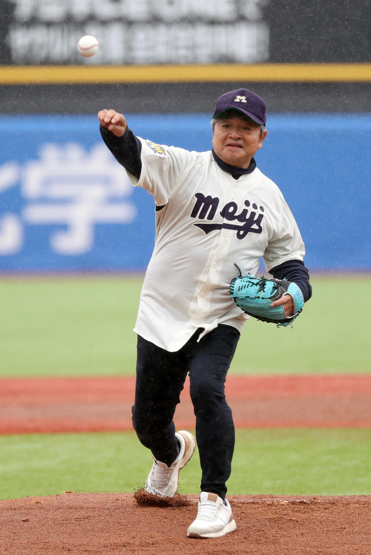 立大対明大　始球式を務めた明大OBの武田一浩氏（撮影・柴田隆二）