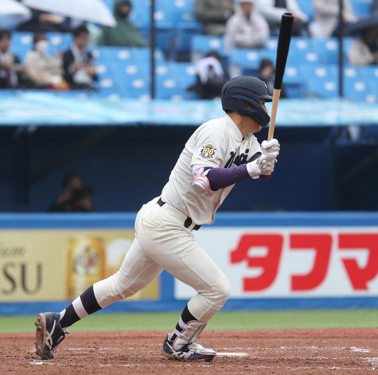 立大対明大　6回裏明大2死満塁、宮田は中前に適時打を放つ（撮影・柴田隆二）