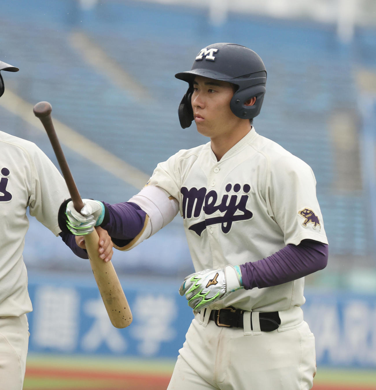 立大対明大　6回裏明大1死満塁、小島は左犠飛を放つ（撮影・柴田隆二）