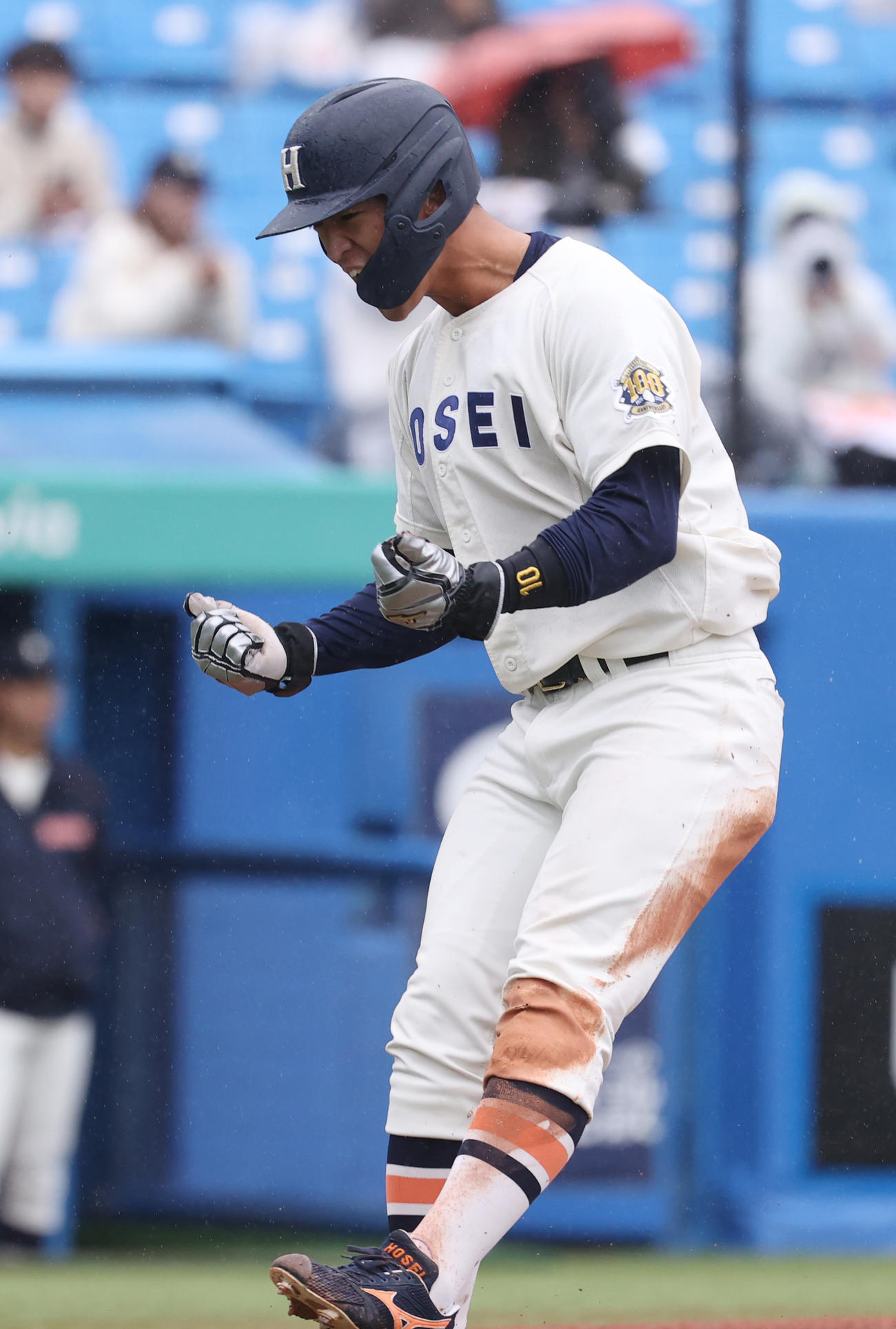 法大対東大　4回表法大2死一、二塁、熊谷の右前適時打で二塁走者松下が生還しガッツポーズする（撮影・柴田隆二）