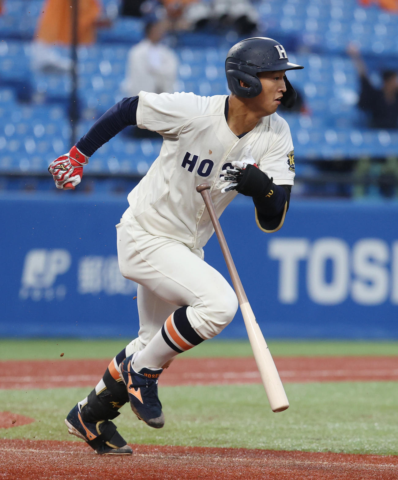 法大対東大　6回表法大無死、松下は左翼線に二塁打を放つ（撮影・柴田隆二）