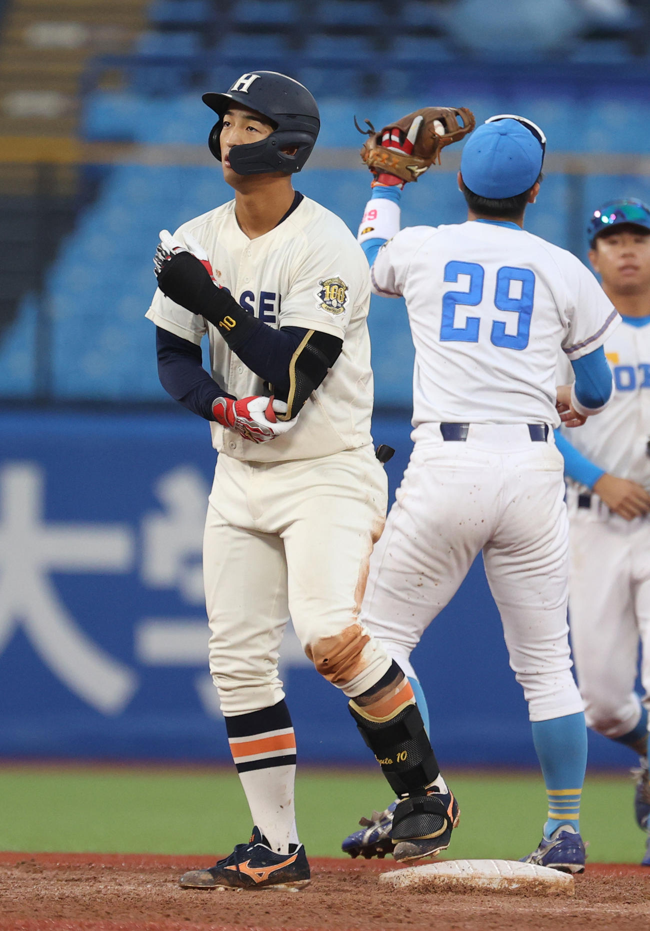 法大対東大　6回表法大無死、松下は左翼線に二塁打を放つ（撮影・柴田隆二）