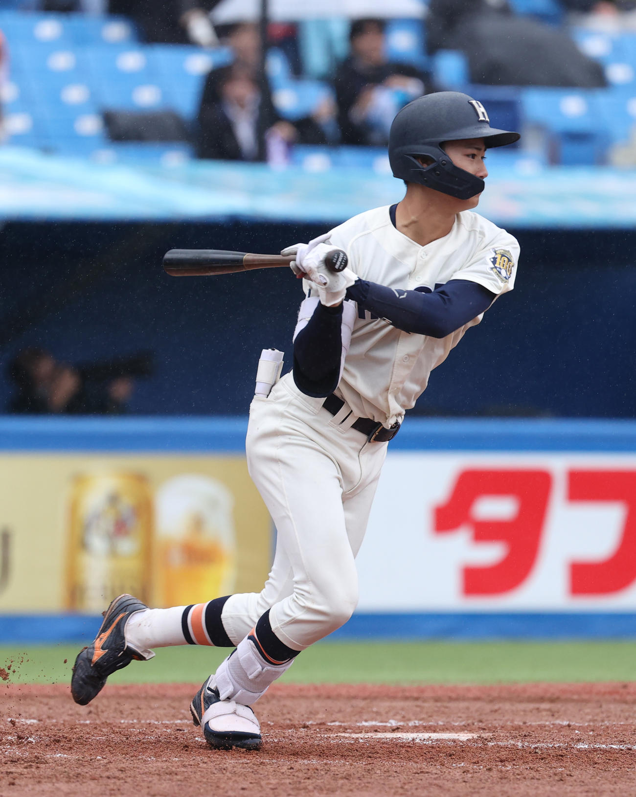 法大対東大　4回表法大2死一、二塁、熊谷は右前に適時打を放つ（撮影・柴田隆二）