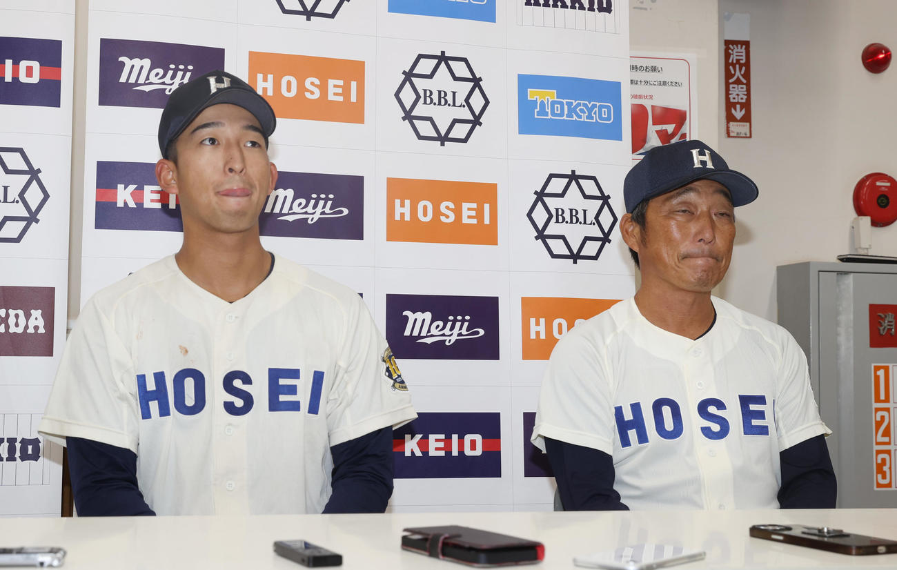 法大対東大　東大に敗れ会見する法大・松下（左）、大島監督（撮影・柴田隆二）