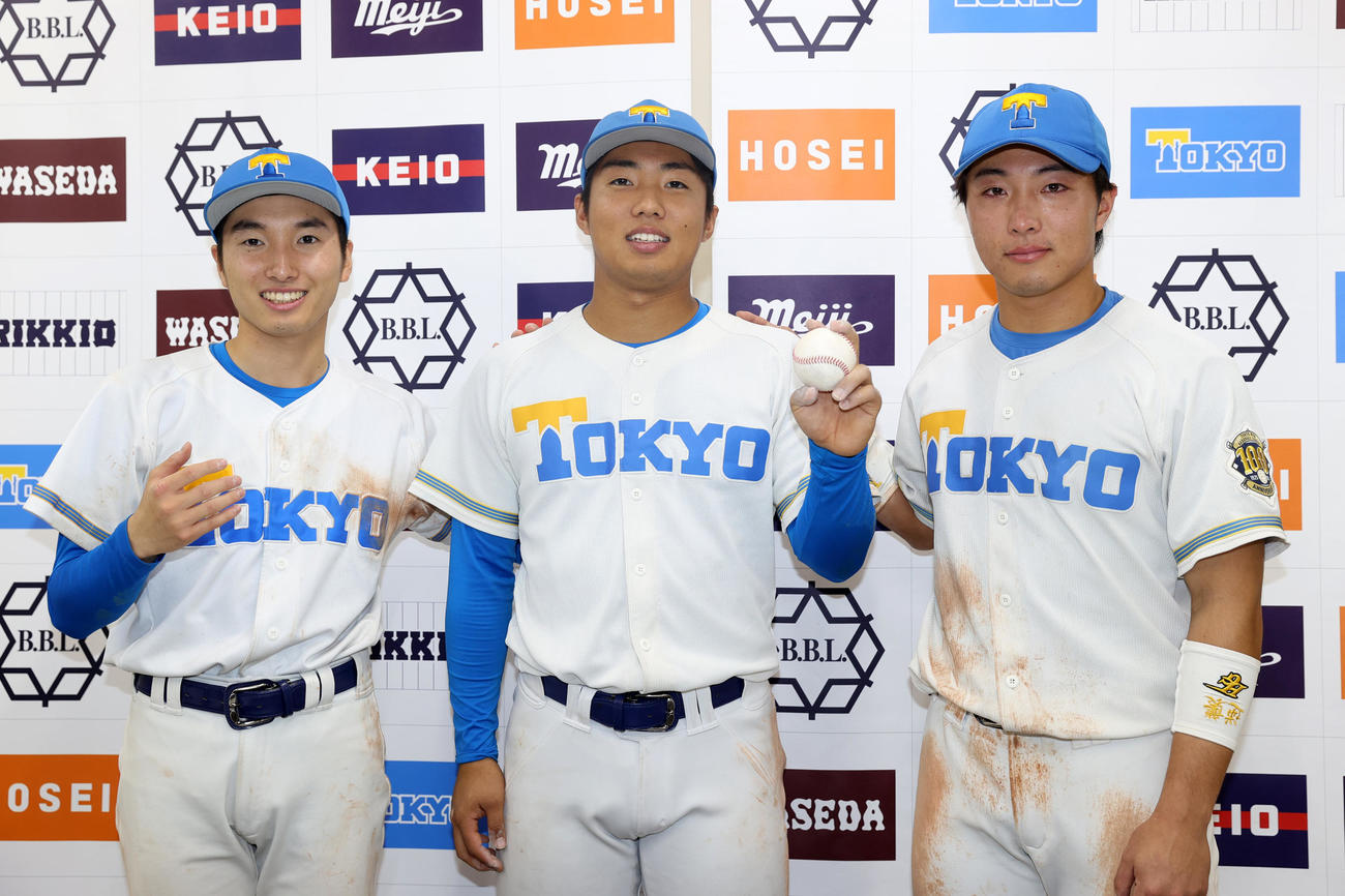 法大対東大　法大に勝利し写真に納まる、左から東大・渡辺、松本慎、酒井（撮影・柴田隆二）