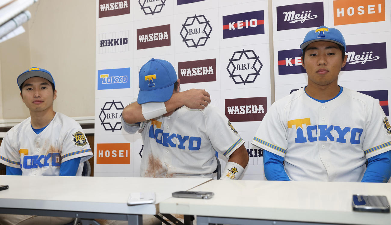法大対東大　法大に勝利し会見する、左から東大・渡辺、涙を流す酒井、松本慎（撮影・柴田隆二）