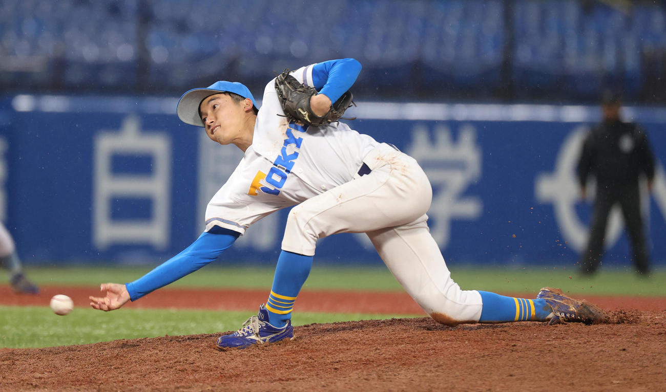 法大対東大　8回から登板した東大・渡辺（撮影・柴田隆二）
