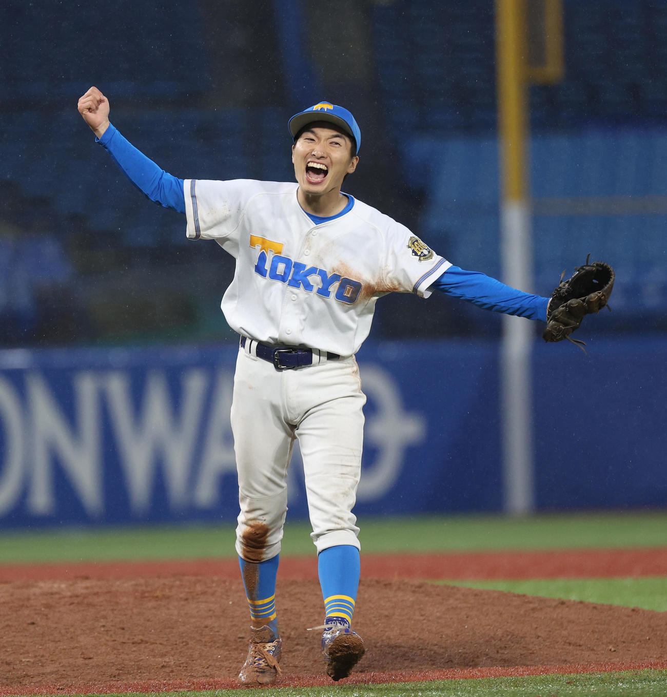 法大対東大　法大に勝利し喜ぶ東大・渡辺（撮影・柴田隆二）