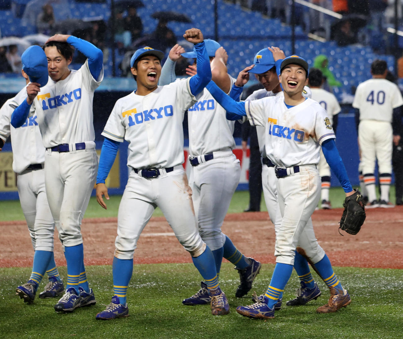 法大対東大　法大に勝利しナインと喜ぶ、右から東大・渡辺と松本慎（撮影・柴田隆二）