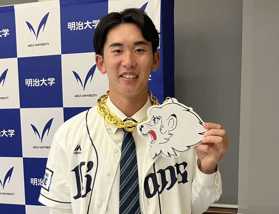 西武名物「クソデカネックレス」をかけるドラフト会議当日の明大・小島河（撮影・北村健龍）