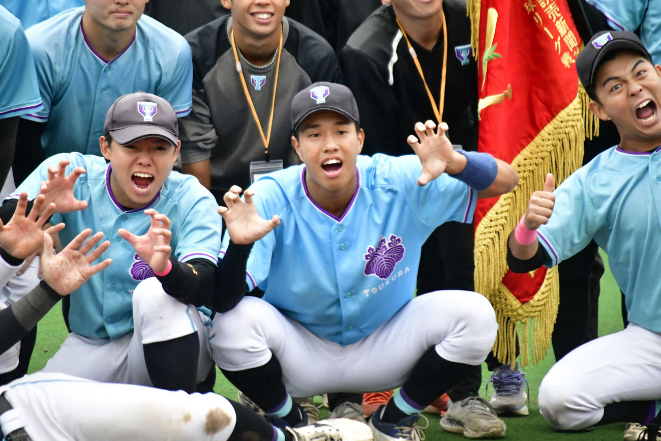19年ぶりの優勝を果たし、仲間と喜ぶ阪神3位の筑波大・岡城（中央）（撮影・平山連）