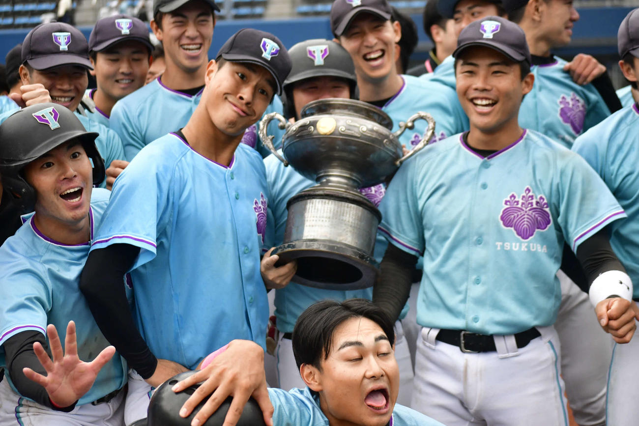 19年ぶりの優勝を果たし、仲間と喜ぶ阪神3位の筑波大・岡城（左から2人目）（撮影・平山連）