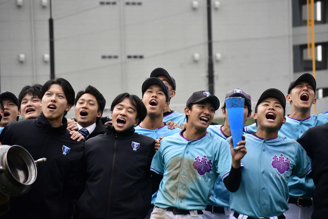 19年ぶりの優勝を果たし、スタンドの仲間と共に喜ぶ阪神3位の筑波大・岡城（中央）（撮影・平山連）