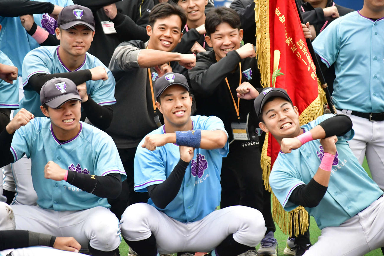 19年ぶりの優勝を果たし、仲間と喜ぶ阪神3位の筑波大・岡城（中央）（撮影・平山連）