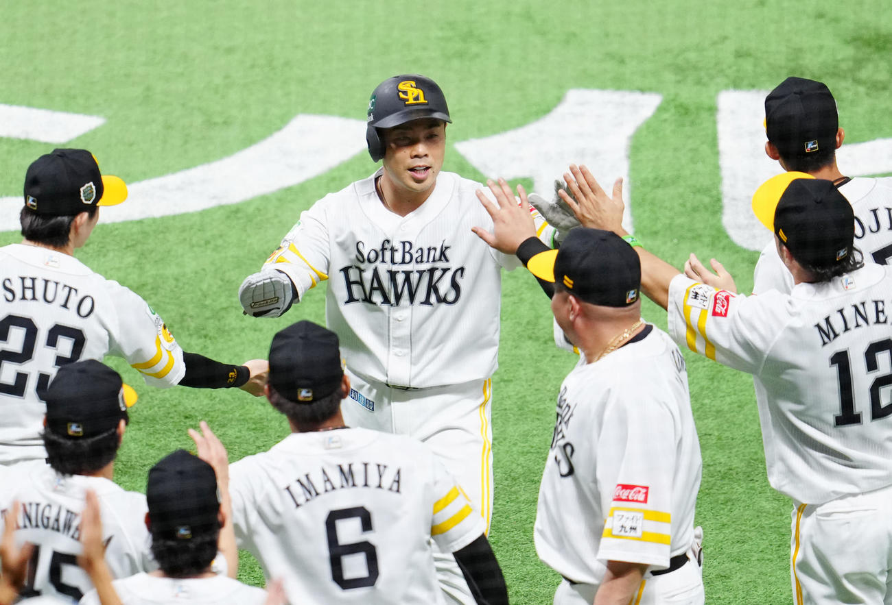 ソフトバンク対阪神　1回裏終了後、ベンチに引き揚げ、チームメートとタッチを交わすソフトバンク近藤（中央）（撮影・江口和貴）