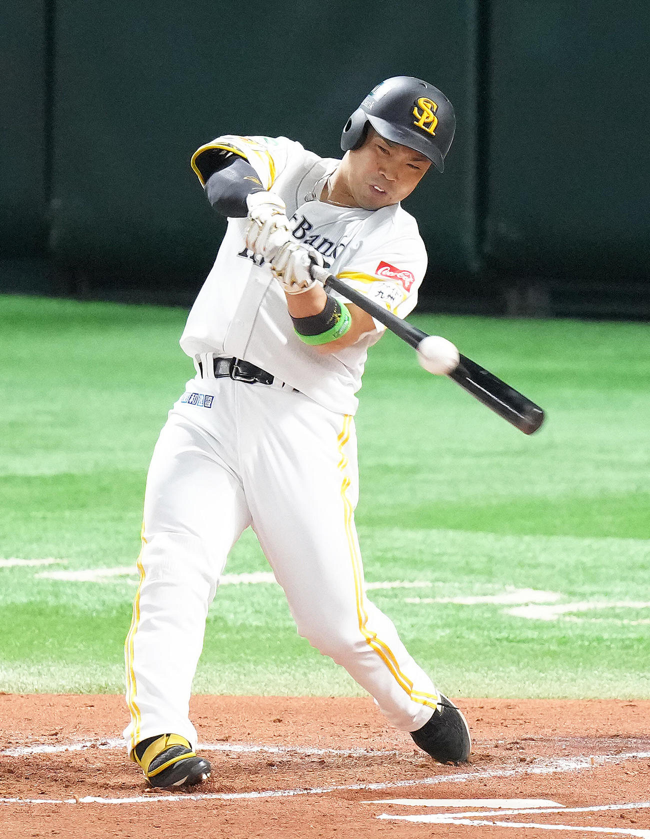 ソフトバンク阪神　1回裏ソフトバンク2死二塁、近藤は先制適時打を放つ（撮影・足立雅史）