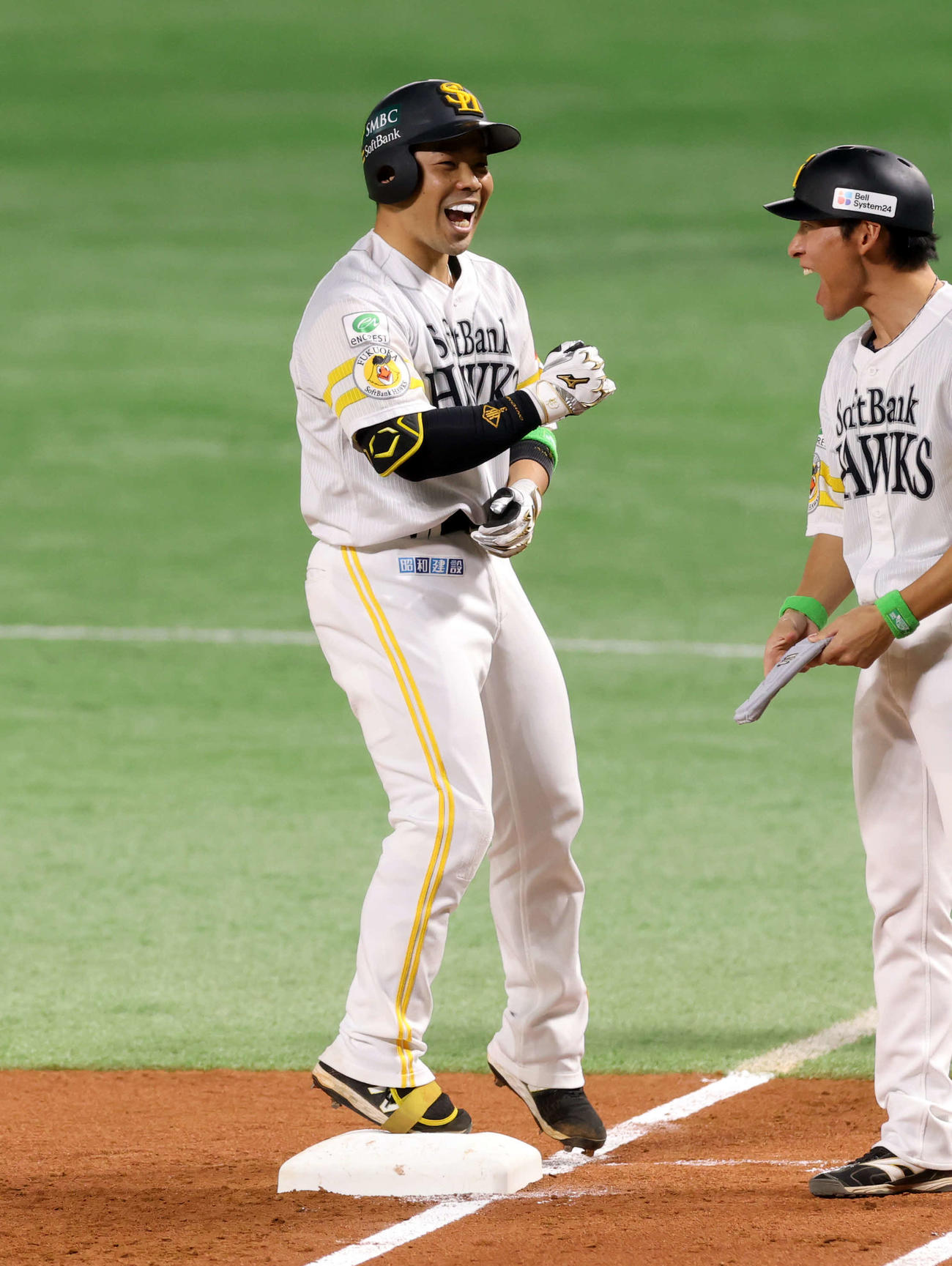 ソフトバンク対阪神　1回裏ソフトバンク2死二塁、近藤は先制適時打を放ちガッツポーズ（撮影・浅見桂子）