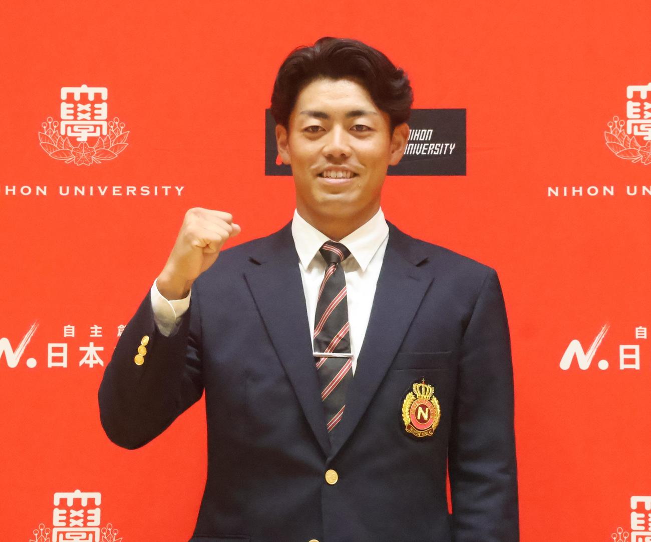 ガッツポーズをする阪神ドラフト2位の日大・谷端（撮影・塚本光）