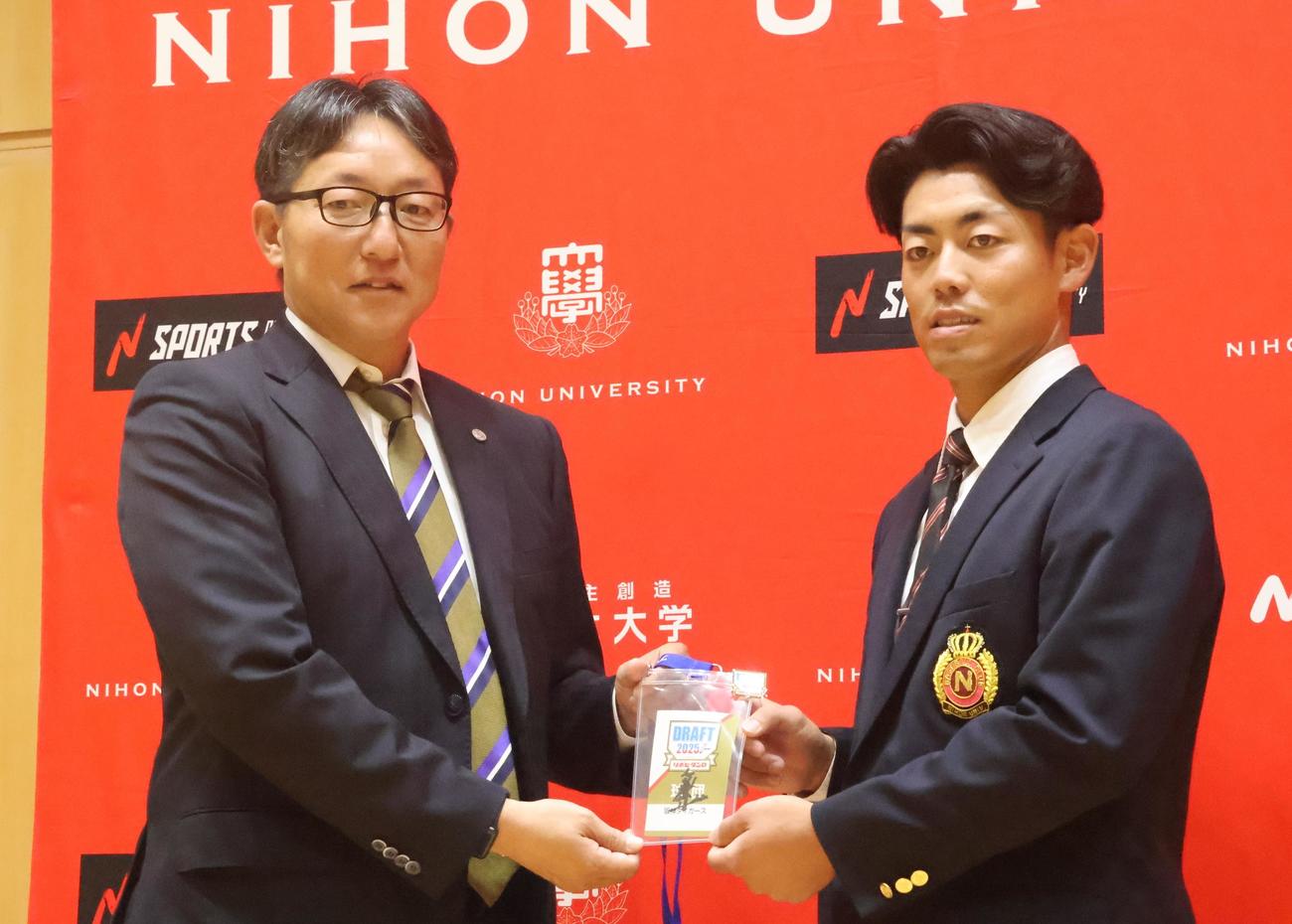 阪神吉野スカウト（左）と記念撮影をするドラフト2位の日大・谷端（撮影・塚本光）