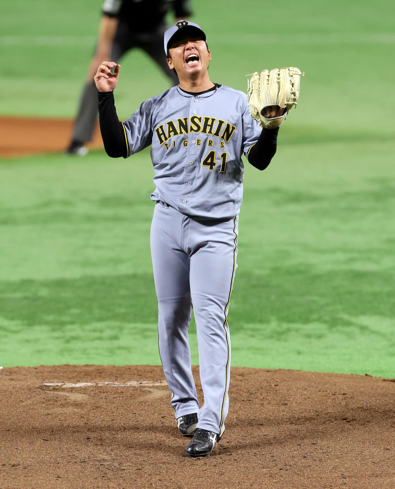 ソフトバンク対阪神　1回裏ソフトバンク2死二塁、近藤への投球でボール先行となり悔しがる村上（撮影・浅見桂子）