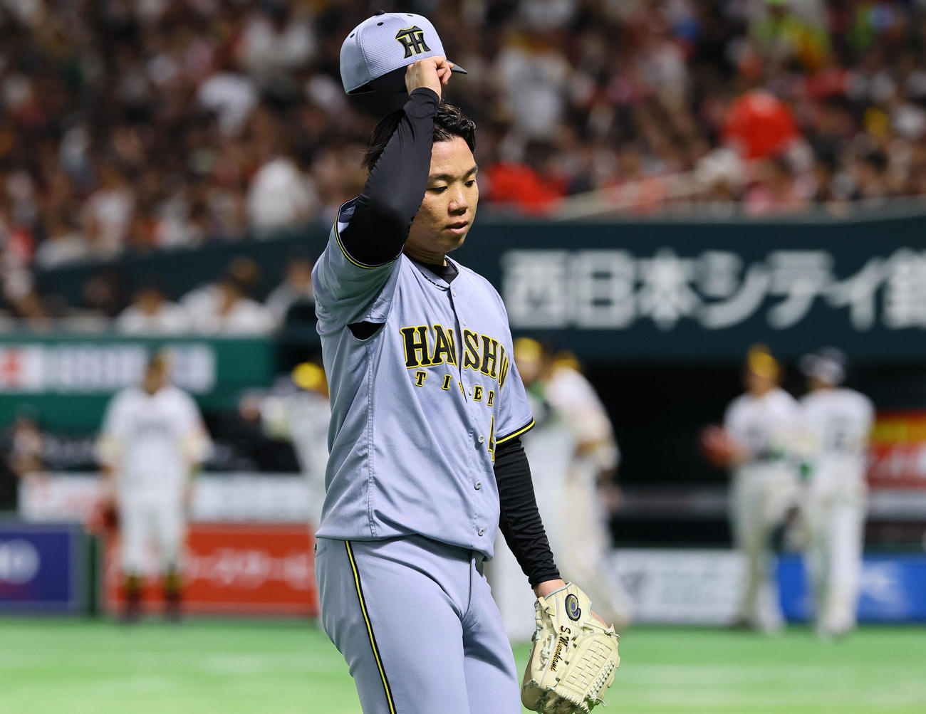 ソフトバンク対阪神　1回に先制を許し、ベンチに戻る阪神村上（撮影・藤尾明華）