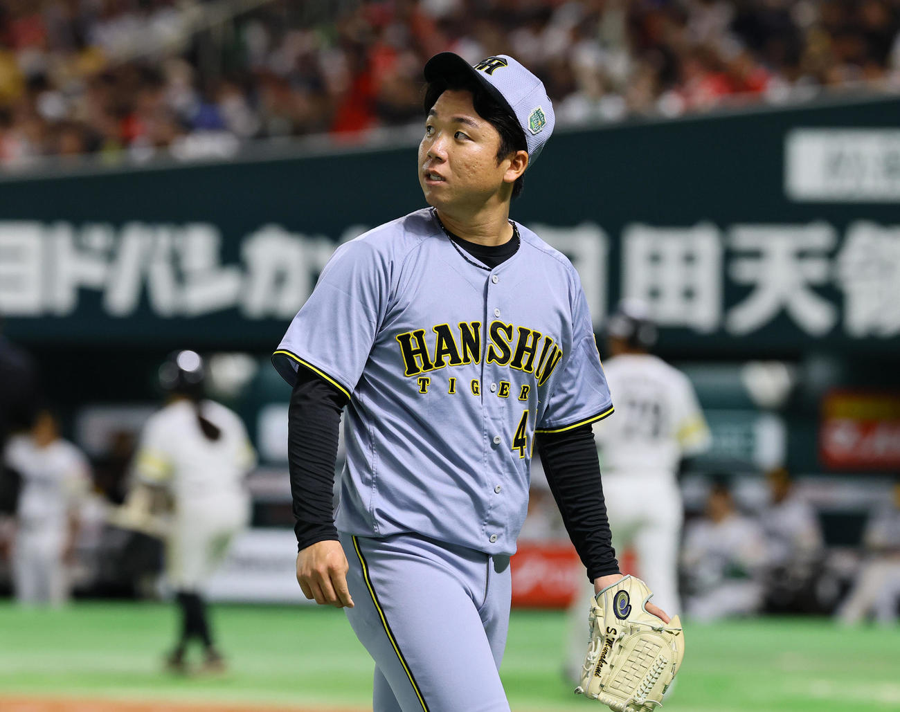 ソフトバンク対阪神　1回に先制を許し、ベンチに戻る阪神村上（撮影・藤尾明華）
