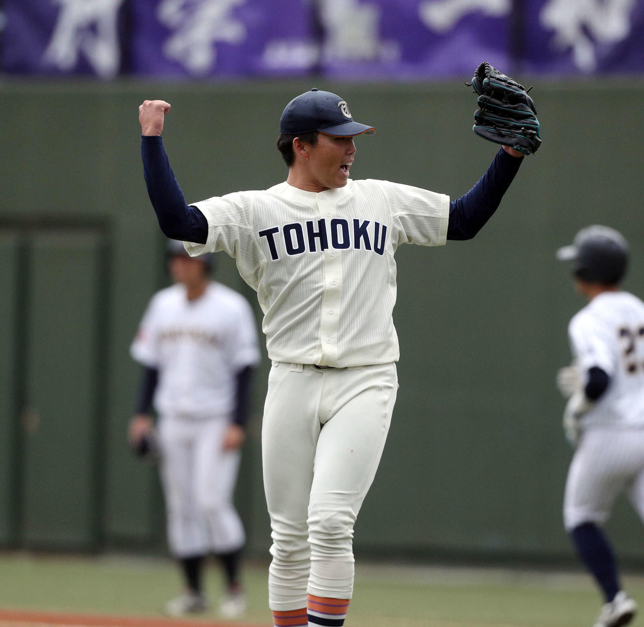 東北福祉大対東日本国際大　9回を無失点で抑え、ガッツポーズする東北福祉大・堀越（撮影・木村有優）