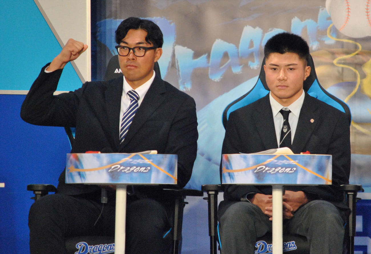 東海テレビ「ドラHOTプラス」に出演した中日ドラフト3位篠崎（左）はガッツポーズ。右は同4位能戸