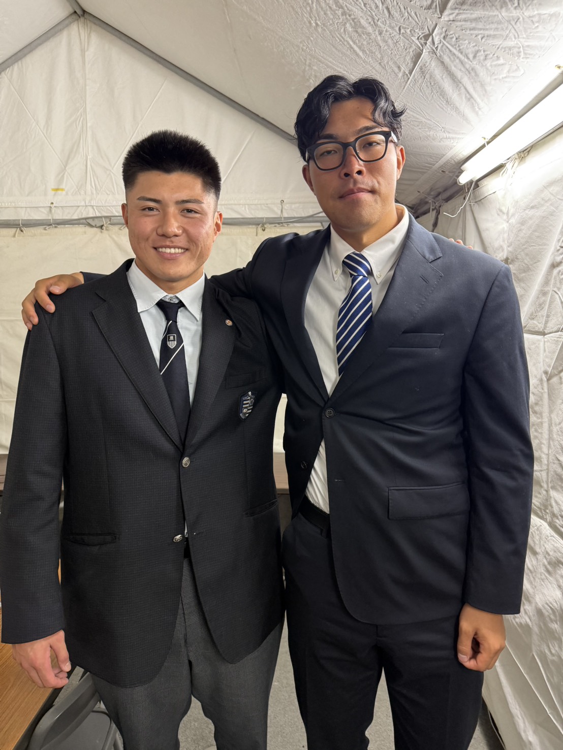 東海テレビ「ドラHOTプラス」に出演した左から中日ドラフト4位能戸、同3位篠崎（2025年10月25日、栄）