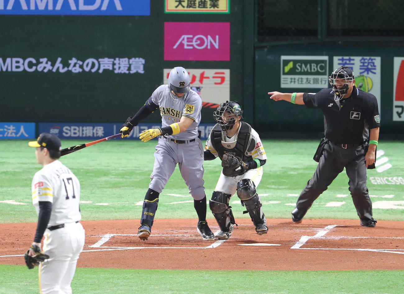 ソフトバンク対阪神　1回表阪神2死二塁、佐藤輝は空振りの三振に終わる（撮影・梅根麻紀）