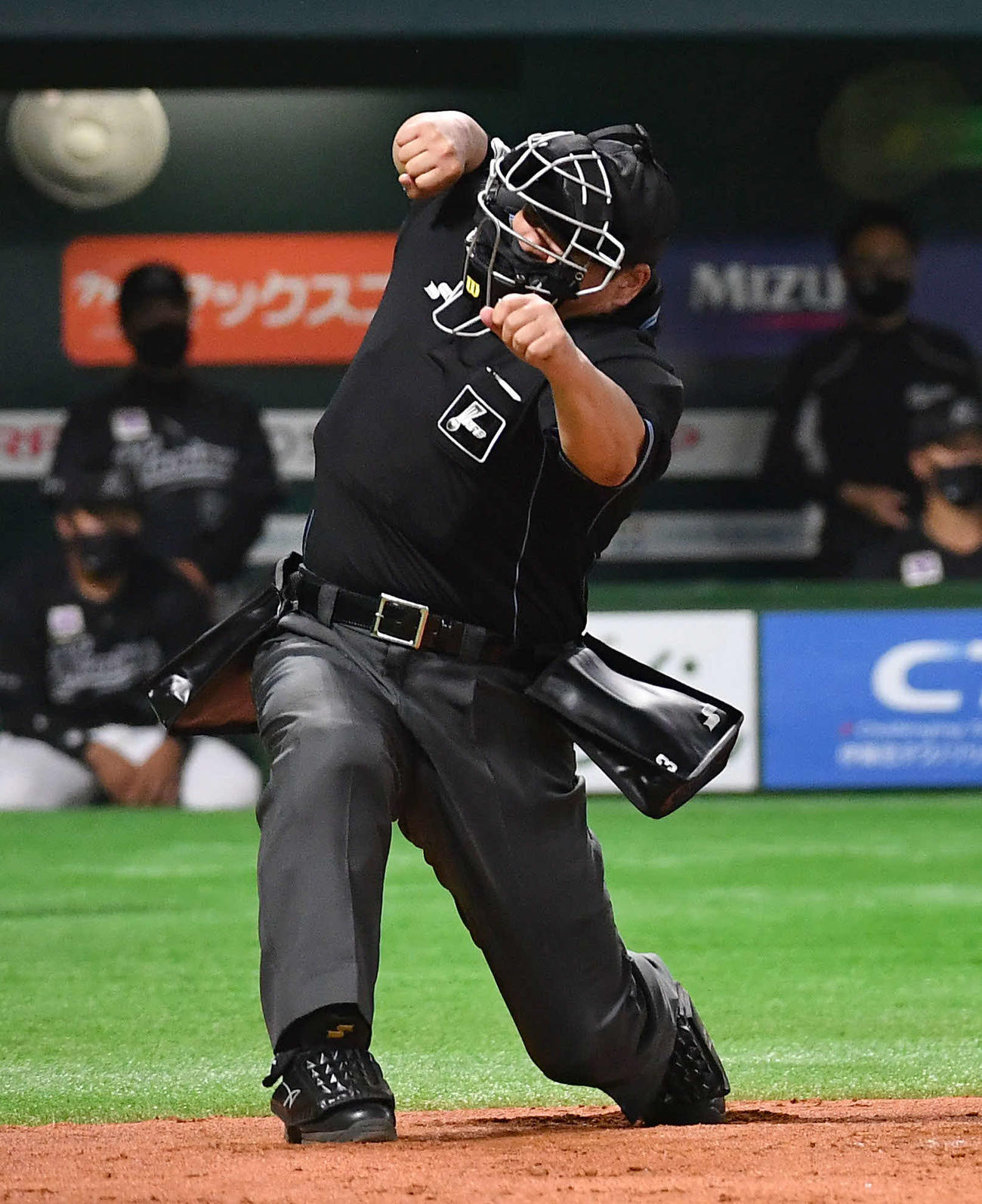 ソフトバンク対ロッテ　岡の見逃し三振で卍（まんじ）ポーズを決める敷田球審（2022年5月22日撮影）