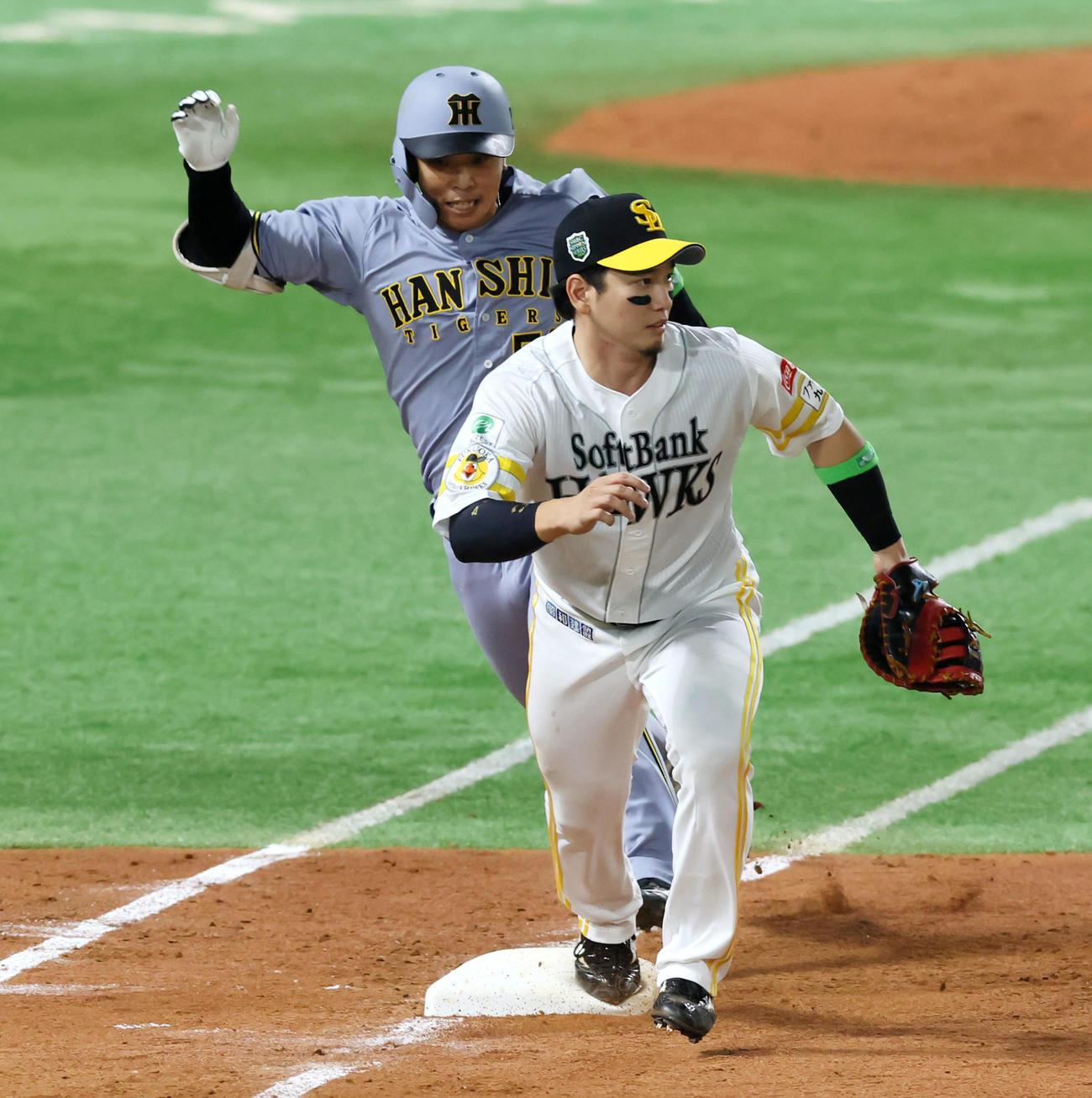 ソフトバンク対阪神　5回表阪神無死、島田は二塁へ内野安打を放つ。一塁手栗原（撮影・加藤哉）