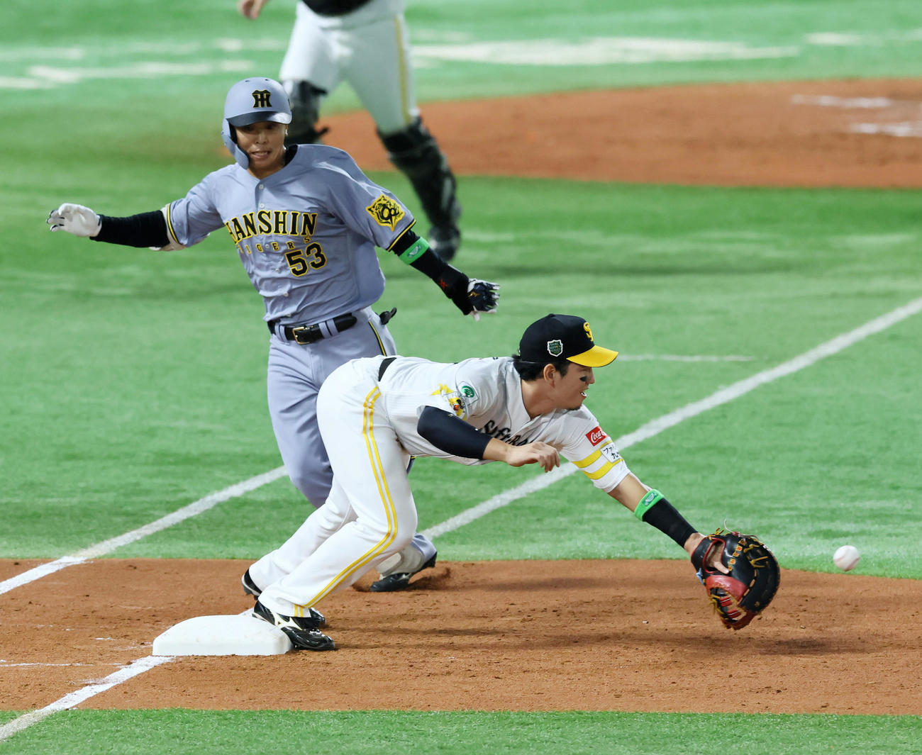 ソフトバンク対阪神　　2回表阪神1死、島田はセーフティーバントで一塁へ駆け込むが栗原の好守でアウトになる（撮影・加藤哉）