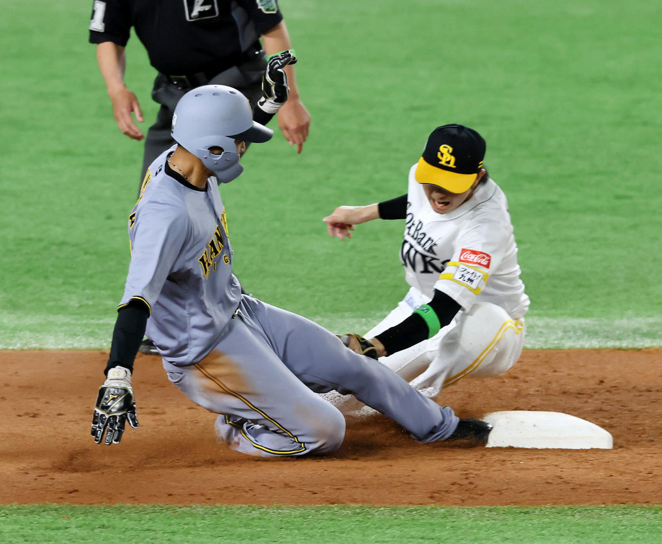 ソフトバンク対阪神　5回表阪神無死一塁、一走島田は二塁盗塁を決める。野手川瀬（撮影・加藤哉）