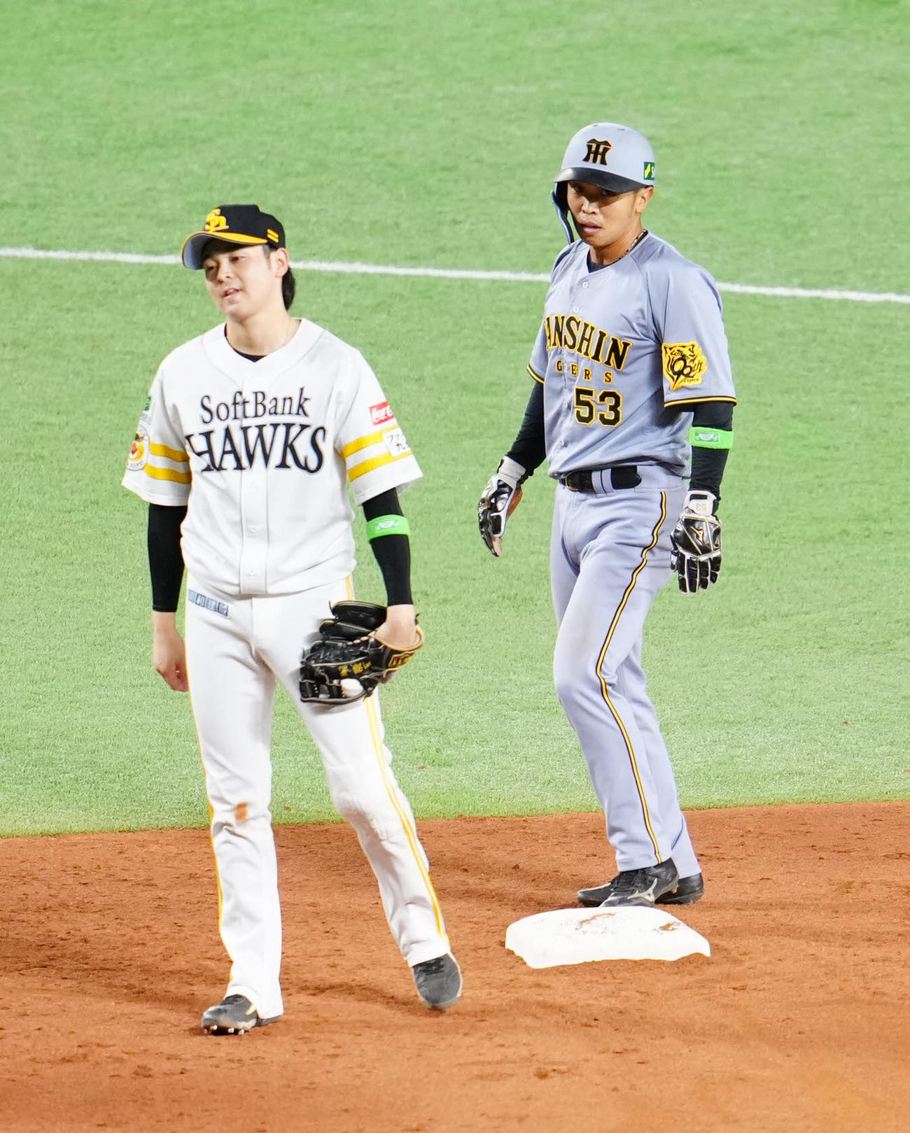 ソフトバンク対阪神　5回表阪神無死一塁、二塁盗塁を決めた島田（右）。左は遊撃手川瀬（撮影・江口和貴）