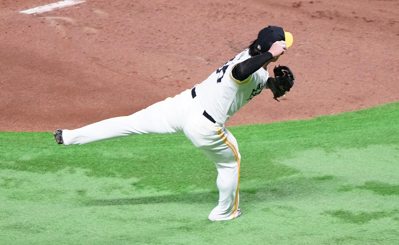 ソフトバンク対阪神　2回表阪神1死、島田の打球を好捕し一塁へ送球する三塁手野村（撮影・鈴木みどり）