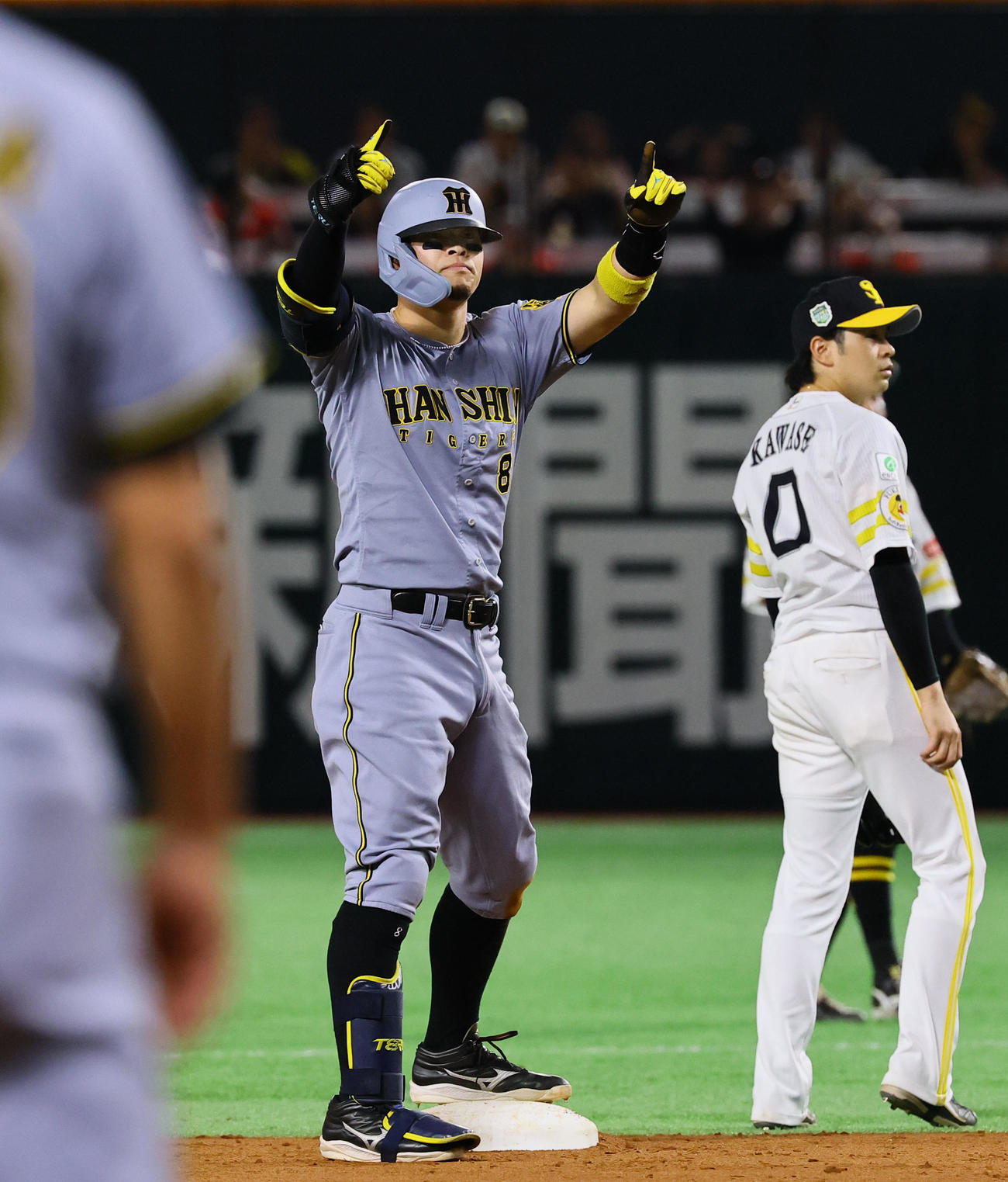 ソフトバンク対阪神　6回表阪神1死三塁、佐藤輝は右中間に適時二塁打を放ちポーズをとる（撮影・藤尾明華）