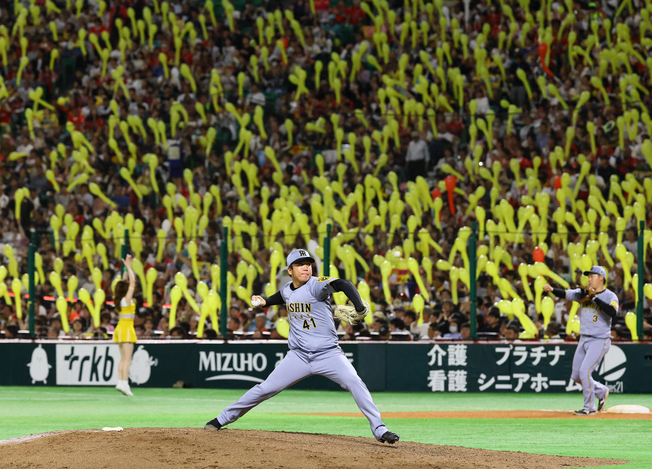 ソフトバンク対阪神　7回、黄色い風船を背に投球練習をする阪神村上（撮影・藤尾明華）