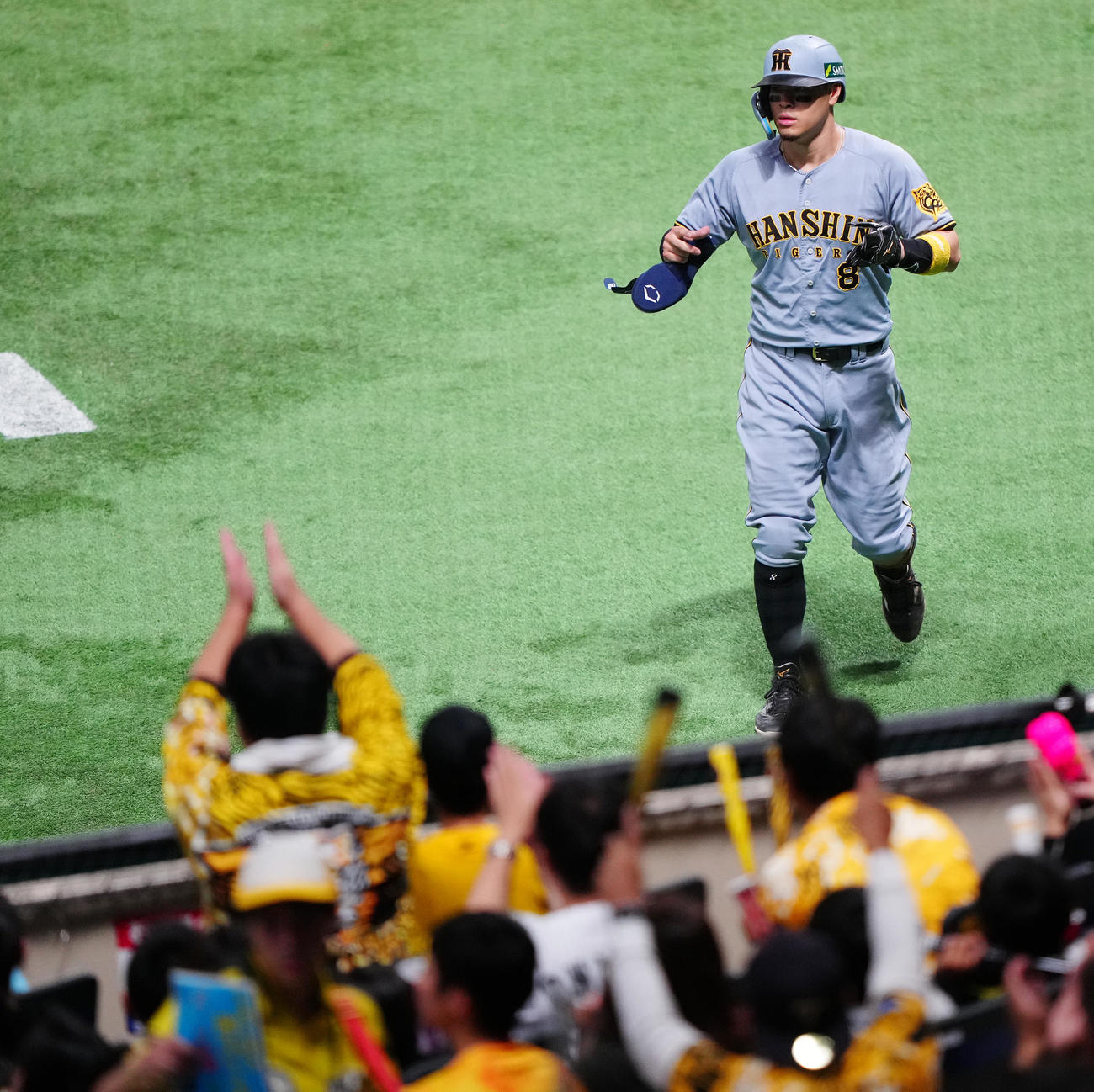 ソフトバンク対阪神　適時二塁打を放った阪神佐藤輝は6回表を終えベンチへ戻る（撮影・鈴木みどり）
