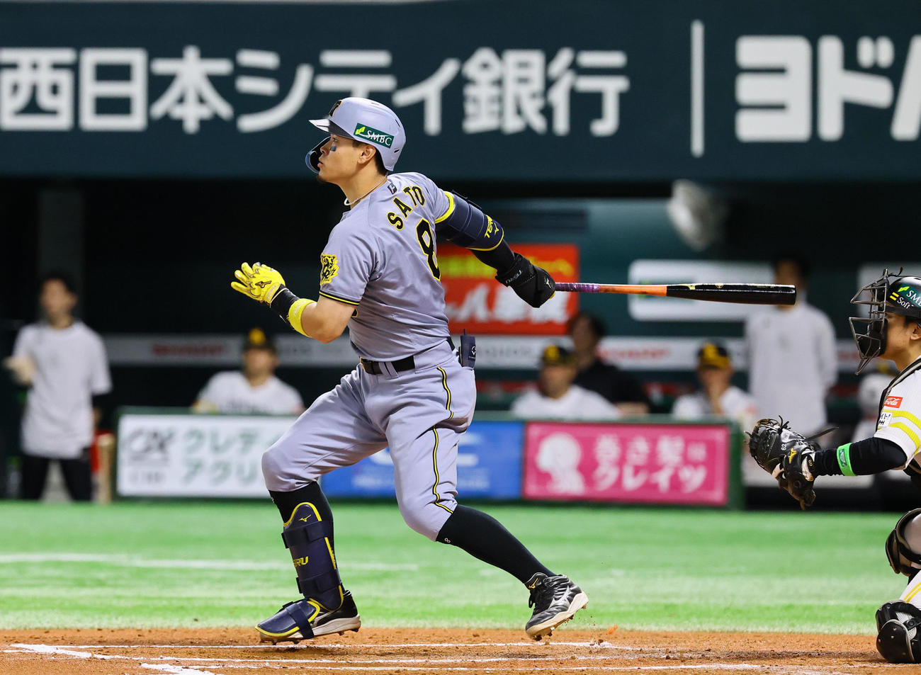 ソフトバンク対阪神　6回表阪神1死三塁、佐藤輝は右中間に適時二塁打を放つ（撮影・藤尾明華）