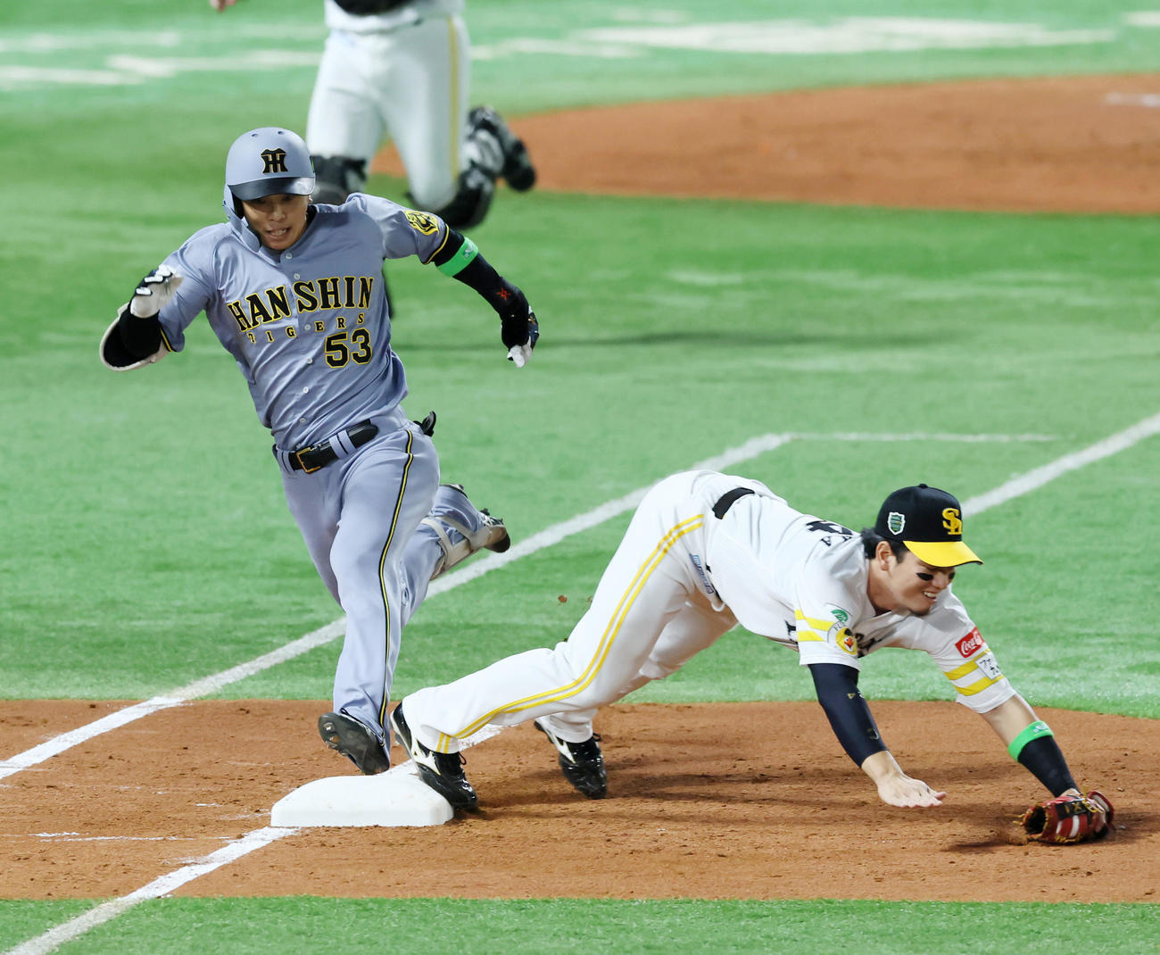 ソフトバンク対阪神　　2回表阪神1死、島田はセーフティーバントで一塁へ駆け込むが栗原の好守でアウトになる（撮影・加藤哉）
