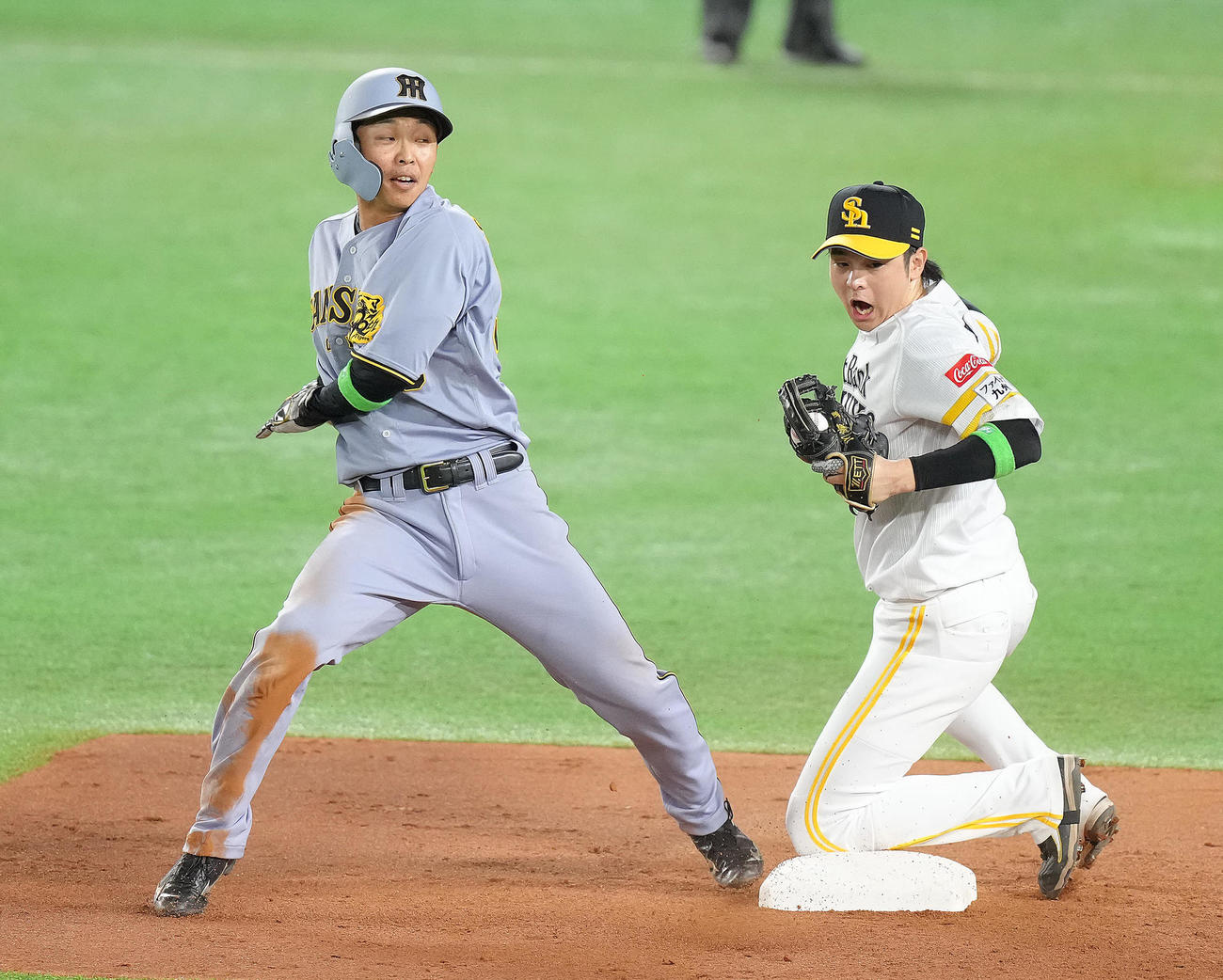 ソフトバンク対阪神　5回表阪神無死一塁、島田（左）は二塁盗塁に成功する。遊撃手川瀬（撮影・足立雅史）
