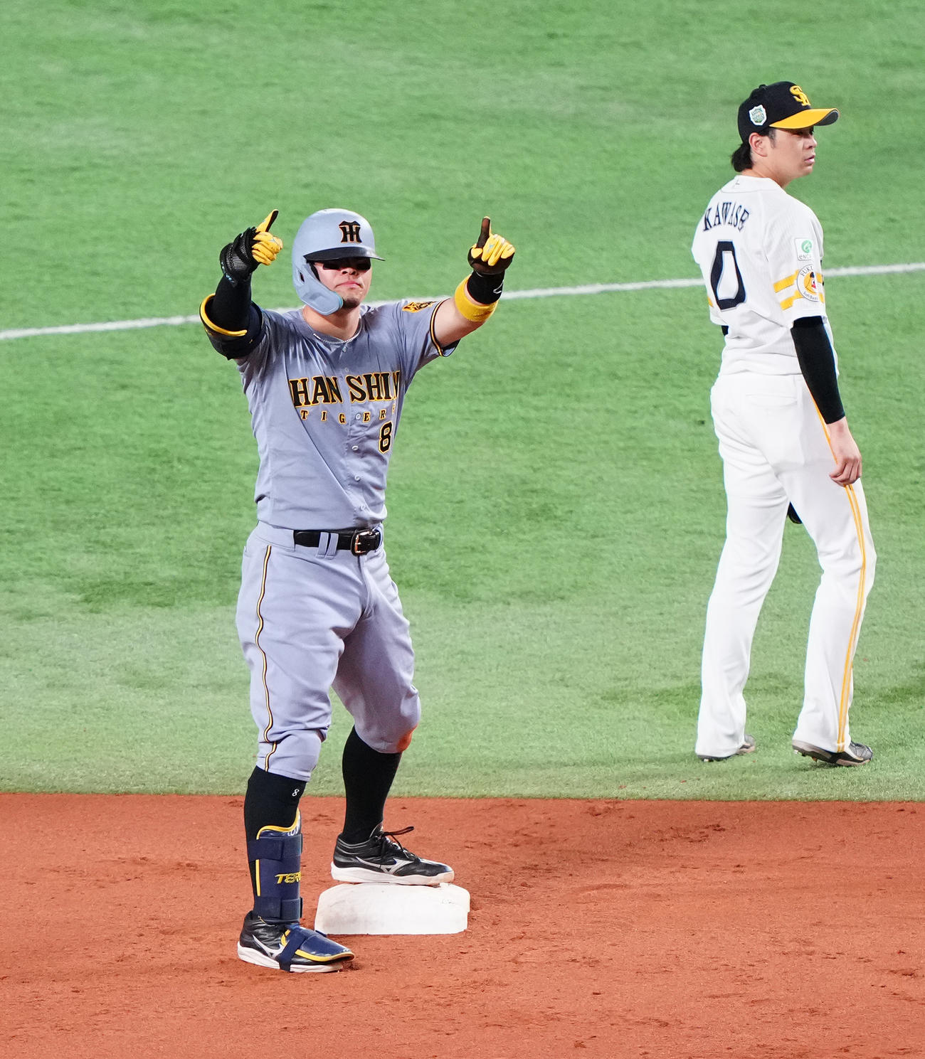 ソフトバンク対阪神　6回表阪神1死三塁、適時二塁打を放った佐藤輝（左）はベンチに向かってポーズ。右は川瀬（撮影・鈴木みどり）